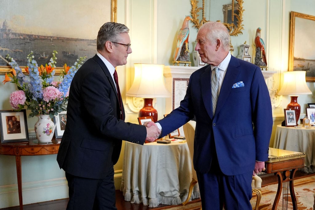 El rey Carlos III recibe en el Palacio de Buckingham al nuevo primer ministro del Reino Unido Keir Starmer.