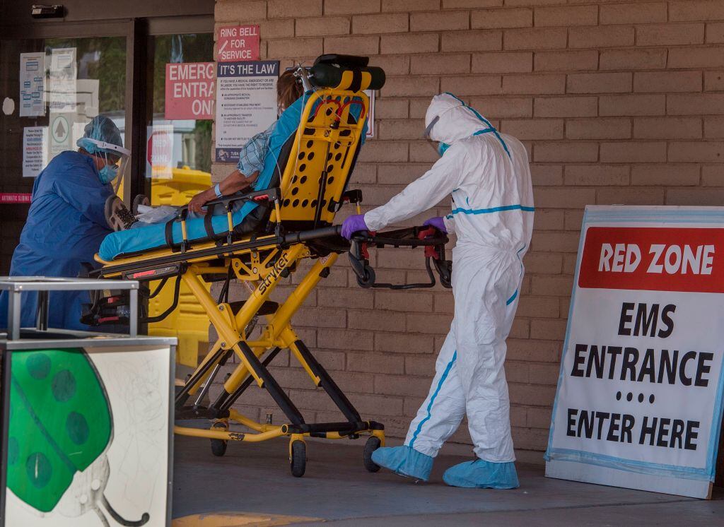 Un paciente de Covid-19 es trasladado en Arizona