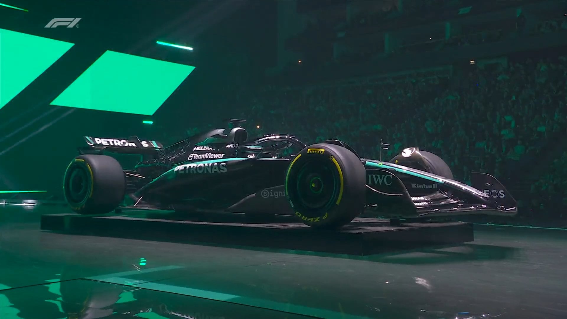 “Back in black...”: Mercedes presentó su W16 para la temporada 2025 de la Fórmula 1 | X: F1