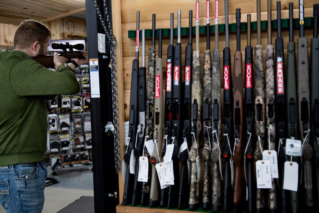 Un hombre revisa un arma para comprarla en una tienda en Ottawa