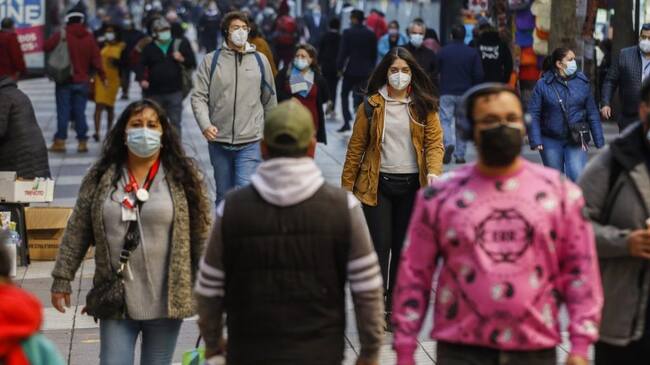 11 de junio del 2021/SANTIAGOUna Gran cantidad de personas, circulan por el paseo Ahumada en la comuna de Santiago, pese a que esta se encuentra en cuarentena, y que estamos a un dia de una cuarentena total en la Región Metropolitana.
FOTO: SEBASTIAN BELTRAN GAETE/AGENCIAUNO