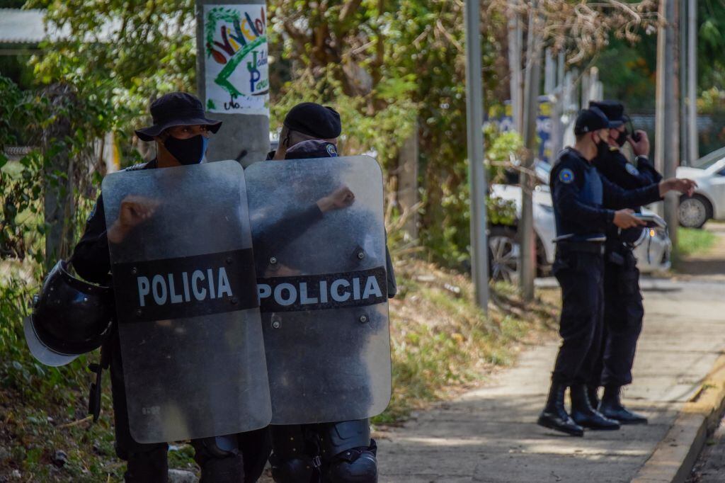 Policías mantienen custodia en la casa de Cristiana Chamorro