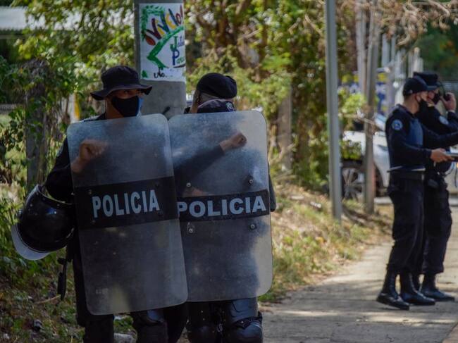 Policías mantienen custodia en la casa de Cristiana Chamorro
