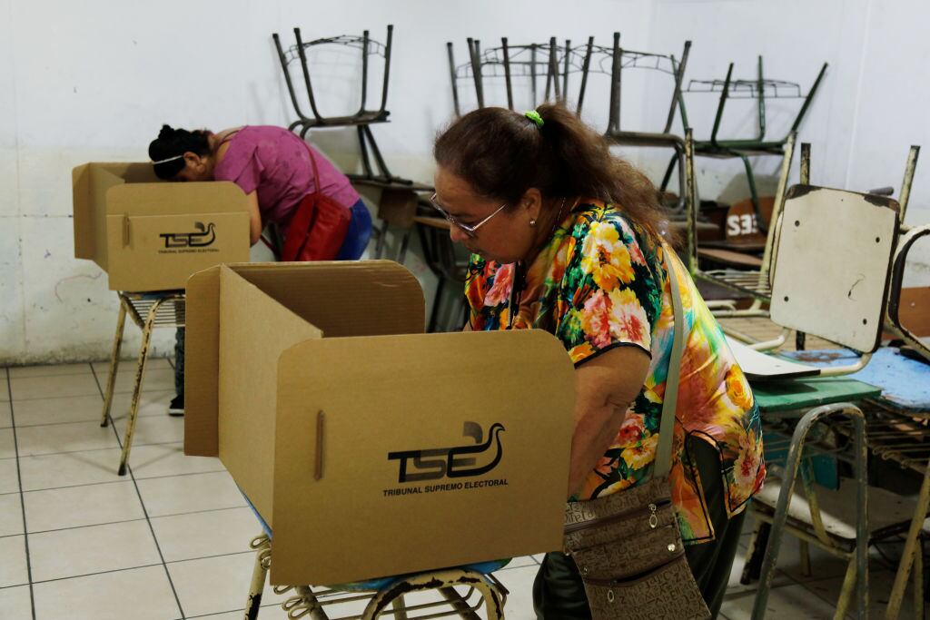 Dos mujeres emiten sus preferencias en las elecciones generales de El Salvador, en la capital San Salvador.