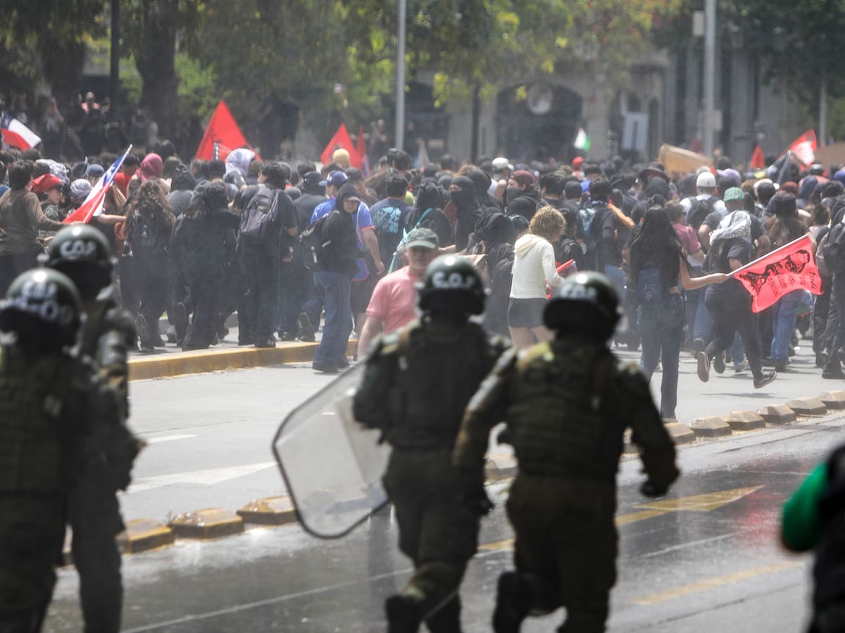 Carabineros interviene en marcha por séptimo aniversario del estallido social en Santiago: hay estaciones de Metro cerradas