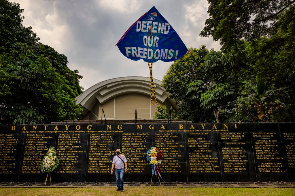 Homenajes al monumento de las víctimas de la dictadura en Manila