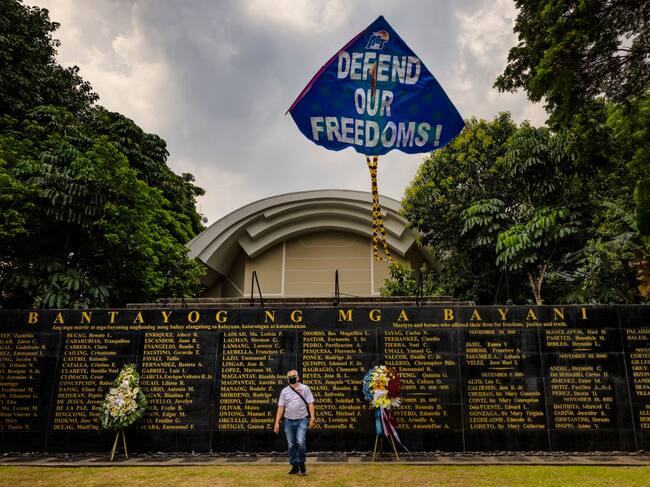 Homenajes al monumento de las víctimas de la dictadura en Manila