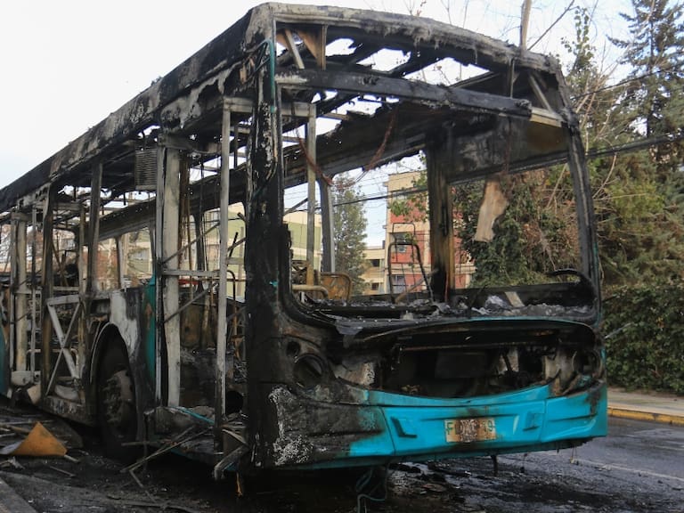 Dos buses del transporte público fueron incendiados en la comuna de Pudahuel