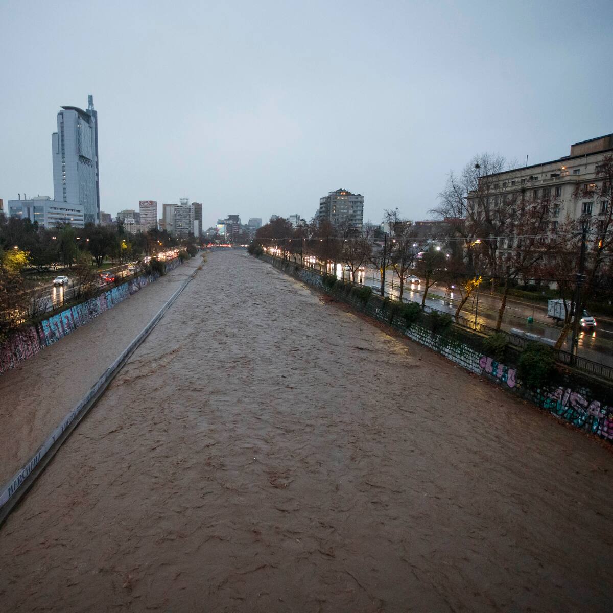 Impactante aumento del caudal del río Mapocho: así luce tras horas de intensas lluvias en Santiago