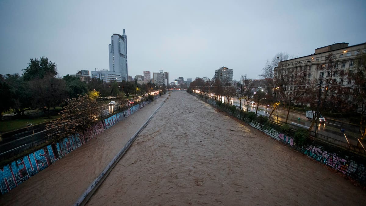 Insólito: ladrón se tiró al río Mapocho tras asaltar a una mujer en Providencia