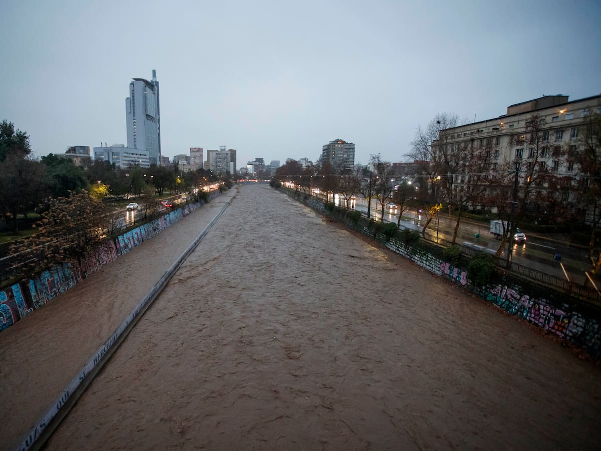 Sistema frontal deja dos personas muertas en Santiago: víctimas estaban en situación de calle