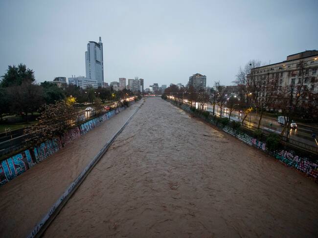 Así se encuentra el río Mapocho en medio de intenso sistema frontal que afecta a Santiago