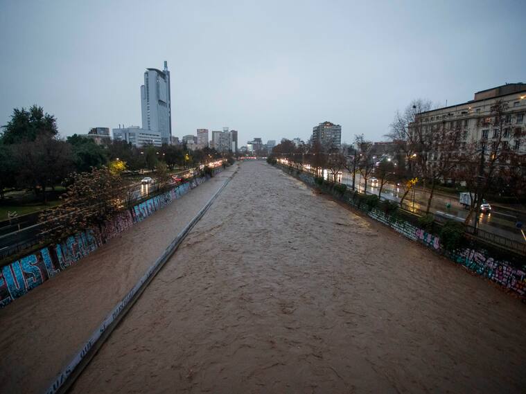 Así se encuentra el río Mapocho en medio de intenso sistema frontal que afecta a Santiago
