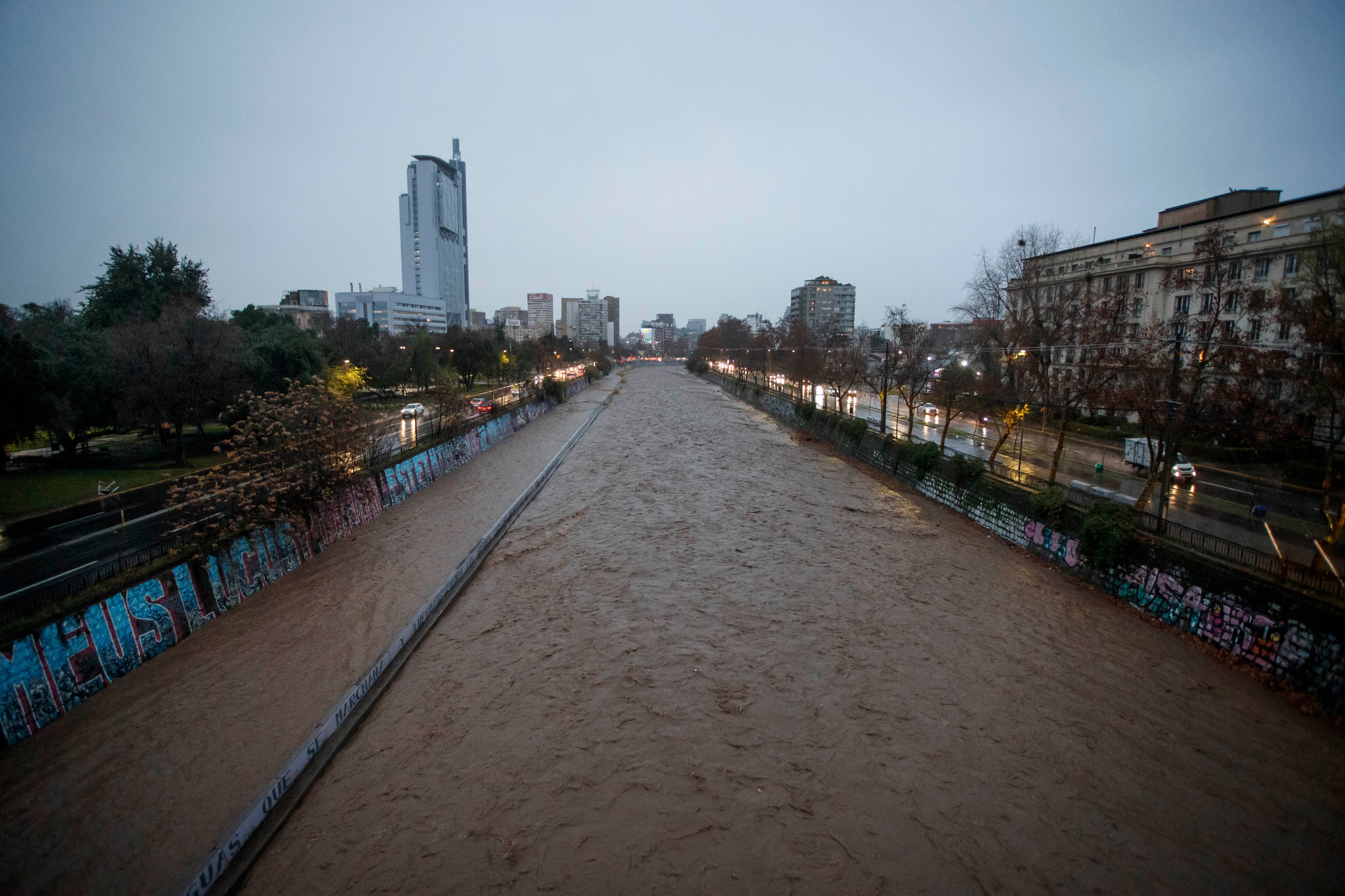 Insólito: ladrón se tiró al río Mapocho tras asaltar a una mujer en Providencia