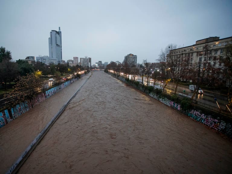 Así se encuentra el río Mapocho en medio de intenso sistema frontal que afecta a Santiago