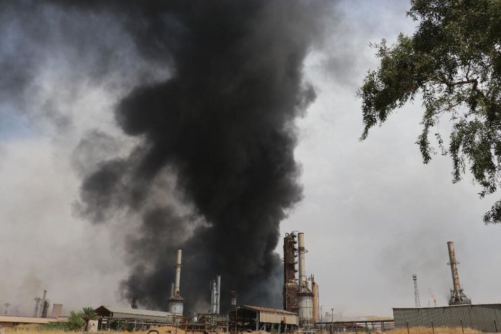 El humo se eleva por el incendio de una refinería de petróleo en Irak
