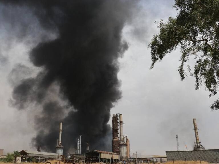 El humo se eleva por el incendio de una refinería de petróleo en Irak