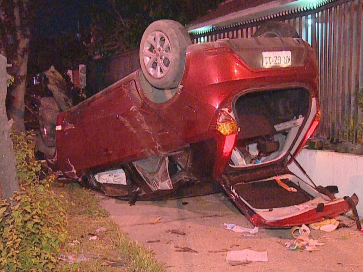 Vehículo volcó y dejó daños en domicilio en Ñuñoa durante la madrugada