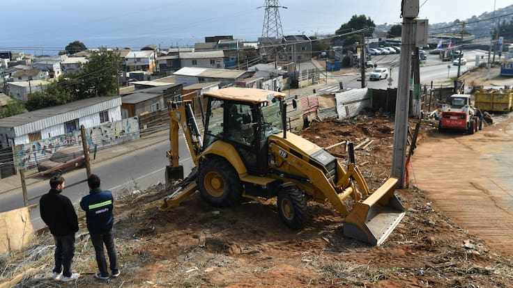 Desalojan toma en Playa Ancha: operativo permitió recuperar terrenos de una escuela usados como basural