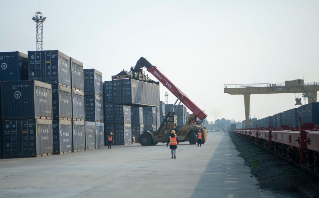 Containers llegan al puerto chino de Meishan