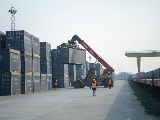 Containers llegan al puerto chino de Meishan