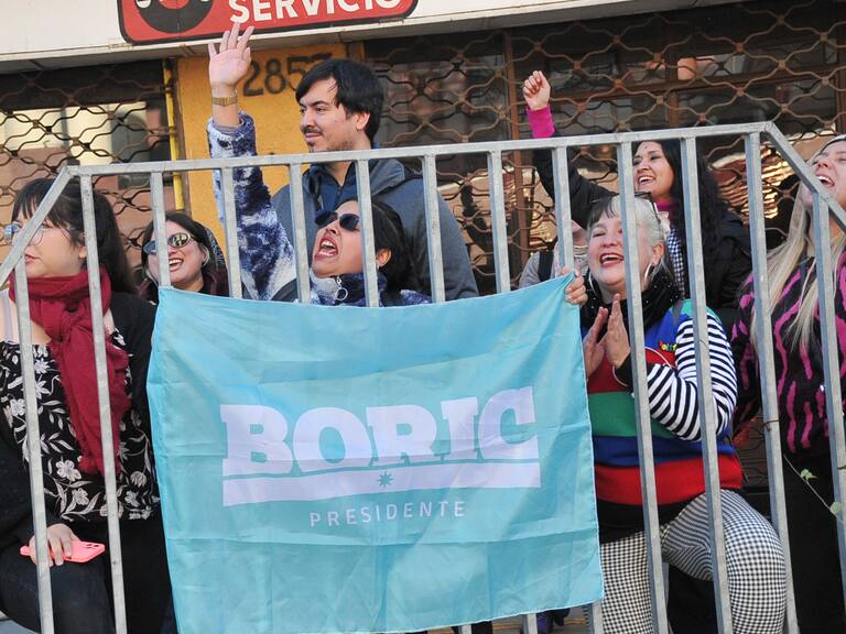 Un perro con corbatín, el sobrino de Boric y parlamentarios abandonando el Salón: lo que no se vio en la transmisión oficial de la Cuenta Pública 2024