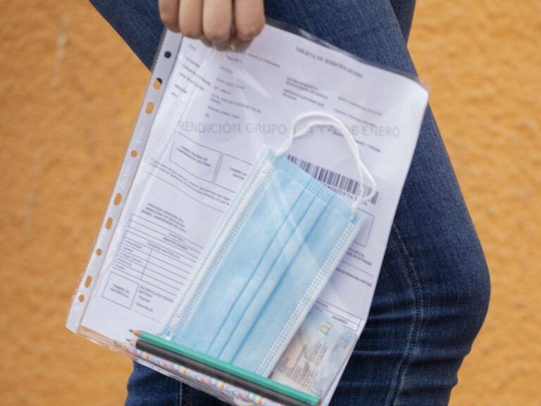 04 ENERO 2020 / ARICAJovenes realizan largas filas a las afueras del Liceo Republica Israel para rendir prueba de transicion o PDT
FOTO: NICOLAS LE-BLANC / AGENCIAUNO
