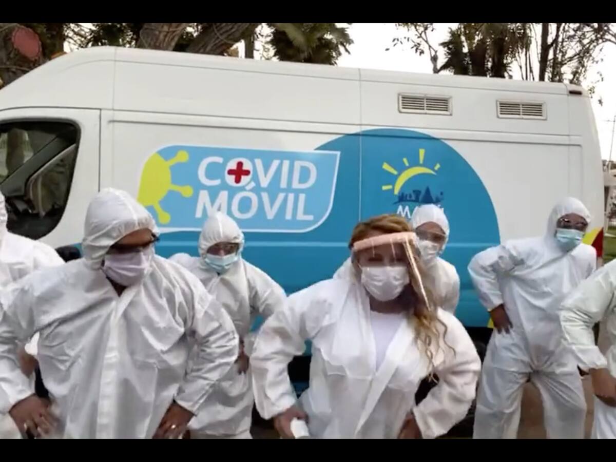 No para: Cathy Barriga genera comentarios con nueva «coreografía» en overol blanco