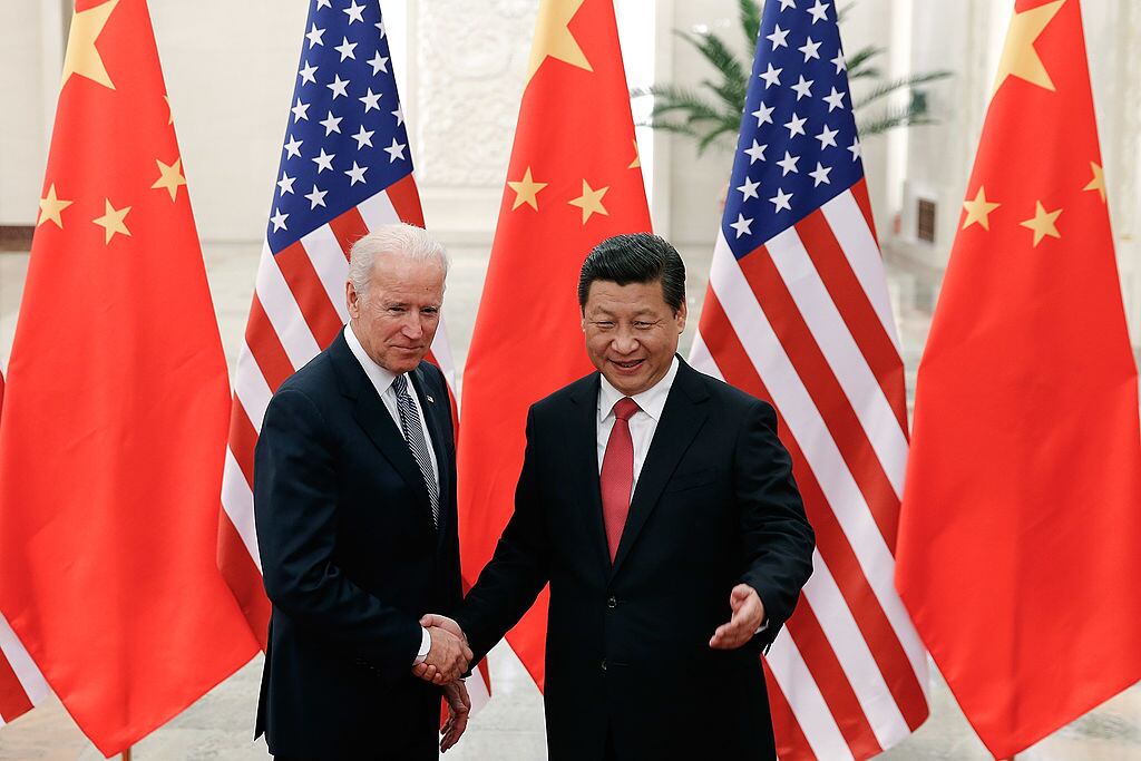 Xi Jinping junto a Joe Biden en Pekín durante una visita oficial en 2004