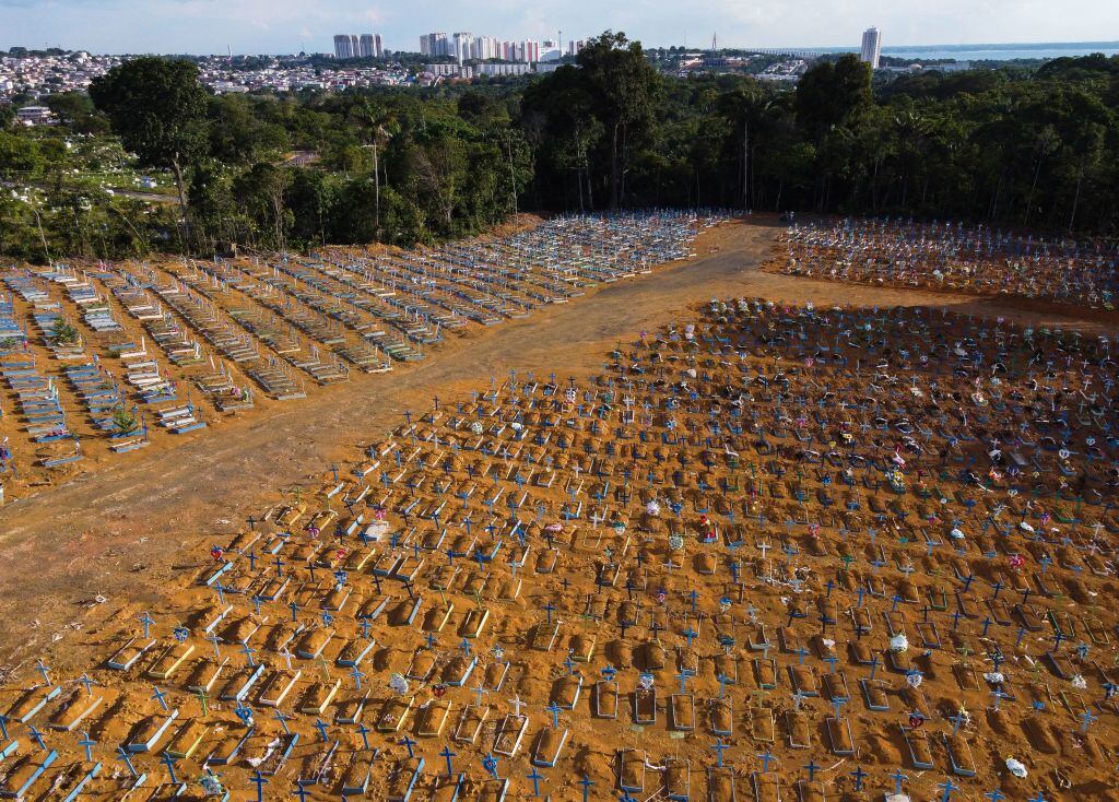 Imagen aérea de un cementerio con víctimas del Covid-19 en Manaos