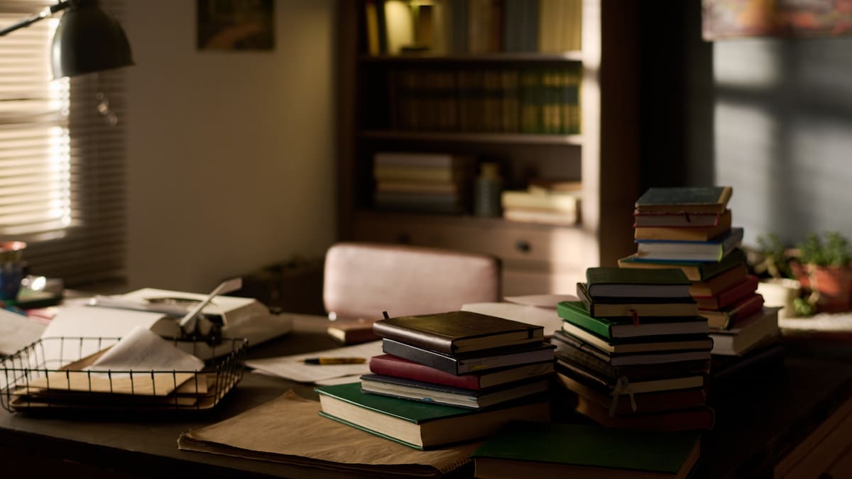 Del éxito al escándalo: famoso escritor es acusado de plagiar textos y usar la IA para escribir su novela