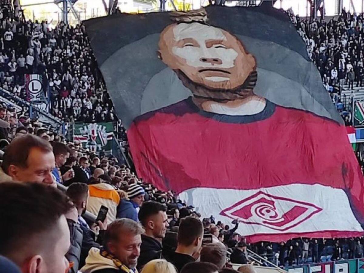 Hinchas polacos desplegaron bandera con imagen de Vladimir Putin colgado de una soga y con la camiseta del Spartak de Moscú