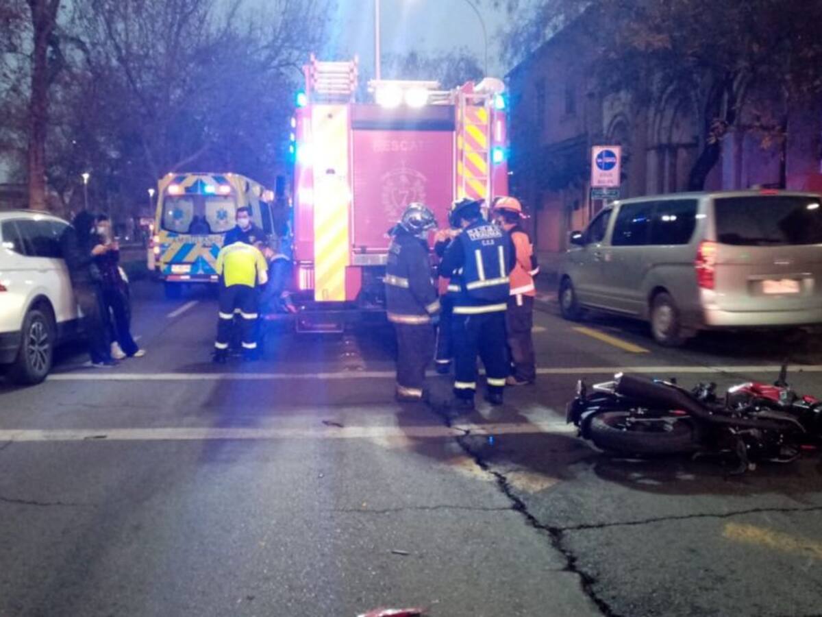 Accidente de tránsito en Santiago Centro deja un motociclista lesionado