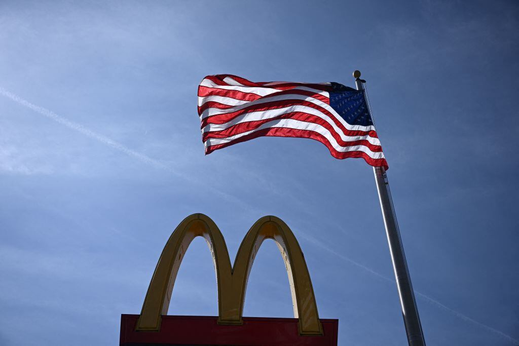 El símbolo de McDonald's junto a la bandera de Estados Unidos
