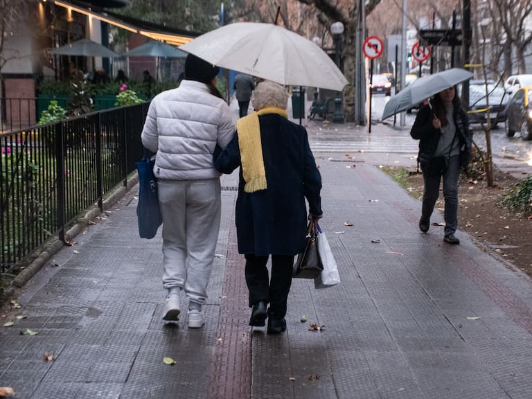 Sistema frontal en Chile, hoy en vivo: suspensión de clases, a qué hora llueve en Santiago y pronóstico confirmado por región