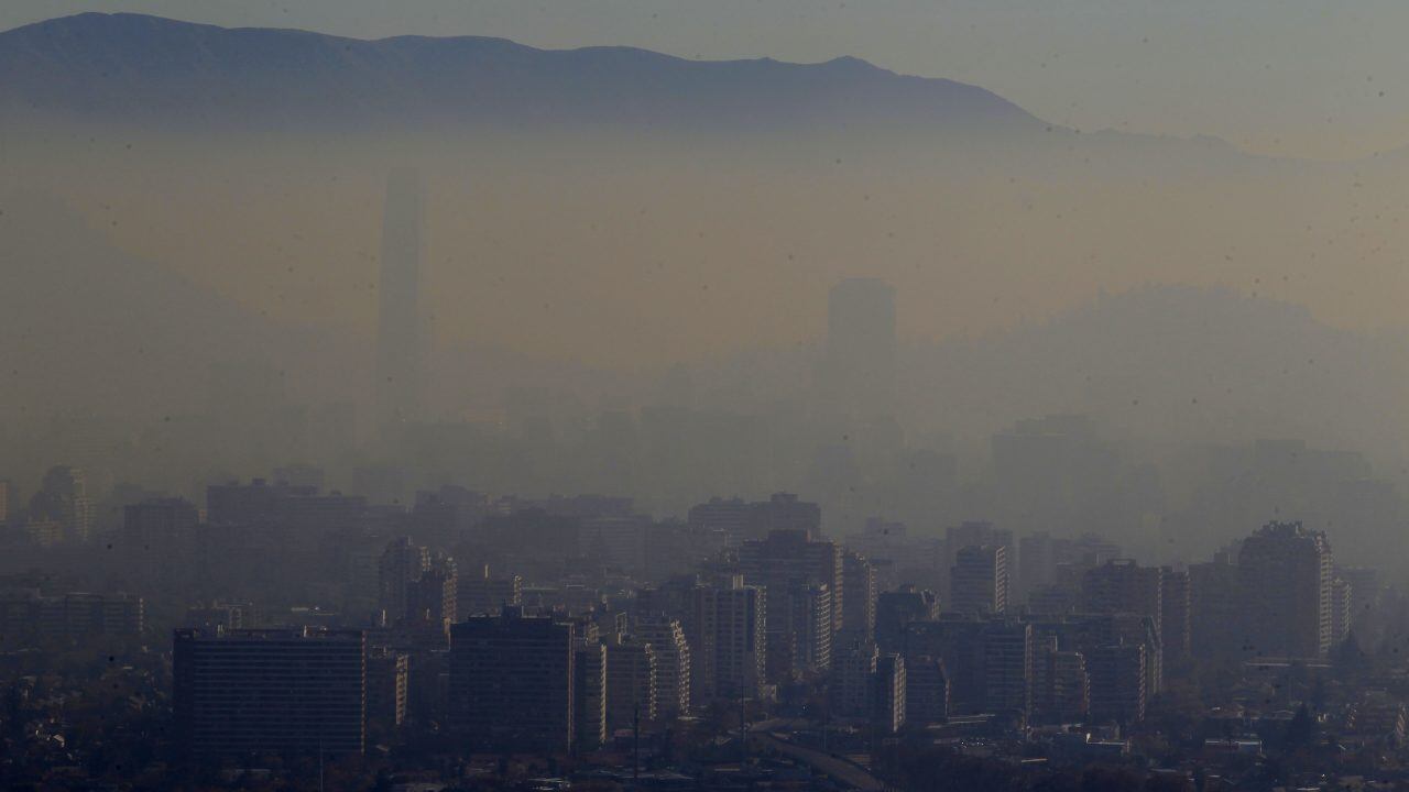 9 de Julio del 2018/SANTIAGODebido al empeoramiento en la calidad del aire en Santiago, la Intendencia Metropolitana decretó una nueva Preemergencia ambiental durante el año 2018, para este lunes 9 de julio en la región Metropolitana.
En la imagen se observa Santiago con una densa capa de contaminación.
FOTO: RODRIGO SAENZ/AGENCIAUNO