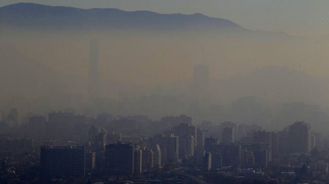 9 de Julio del 2018/SANTIAGODebido al empeoramiento en la calidad del aire en Santiago, la Intendencia Metropolitana decretó una nueva Preemergencia ambiental durante el año 2018, para este lunes 9 de julio en la región Metropolitana.
En la imagen se observa Santiago con una densa capa de contaminación.
FOTO: RODRIGO SAENZ/AGENCIAUNO