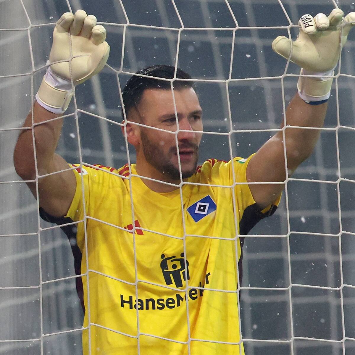 ¡Papelón histórico! El increíble autogol del portero del Hamburgo en el clásico ante St. Pauli