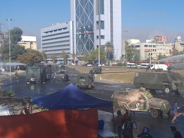 Se registran incidentes en Plaza Italia tras nuevo ataque a estatua del general Baquedano