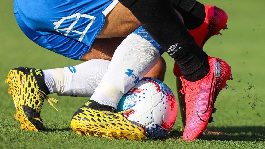 16 de Febrero del 2020/SANTIAGOLos jugadores Edson Puch (I) y Juan Manuel Insaurralde (D) disputan la pelota ,durante el partido valido por la cuarta fecha del campeonato AFP Plan Vital entre Colo Colo y Universidad Catolica, disputado en el Estadio Monumental.
FOTO:SEBASTIAN ORIA/AGENCIAUNO