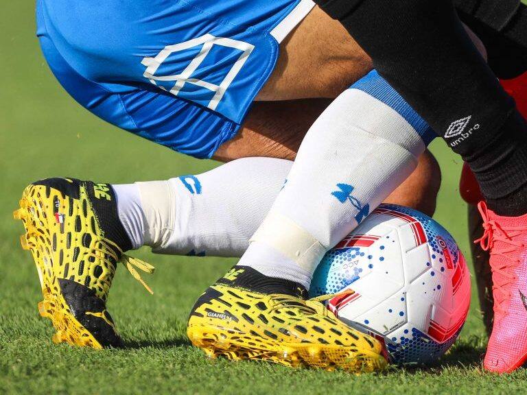 16 de Febrero del 2020/SANTIAGOLos jugadores Edson Puch (I) y Juan Manuel Insaurralde (D) disputan la pelota ,durante el partido valido por la cuarta fecha del campeonato AFP Plan Vital entre Colo Colo y Universidad Catolica, disputado en el Estadio Monumental.
FOTO:SEBASTIAN ORIA/AGENCIAUNO