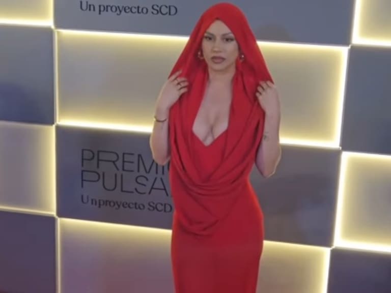 La jugada reaparición pública de Karla Melo: desfiló sin peluca en alfombra roja