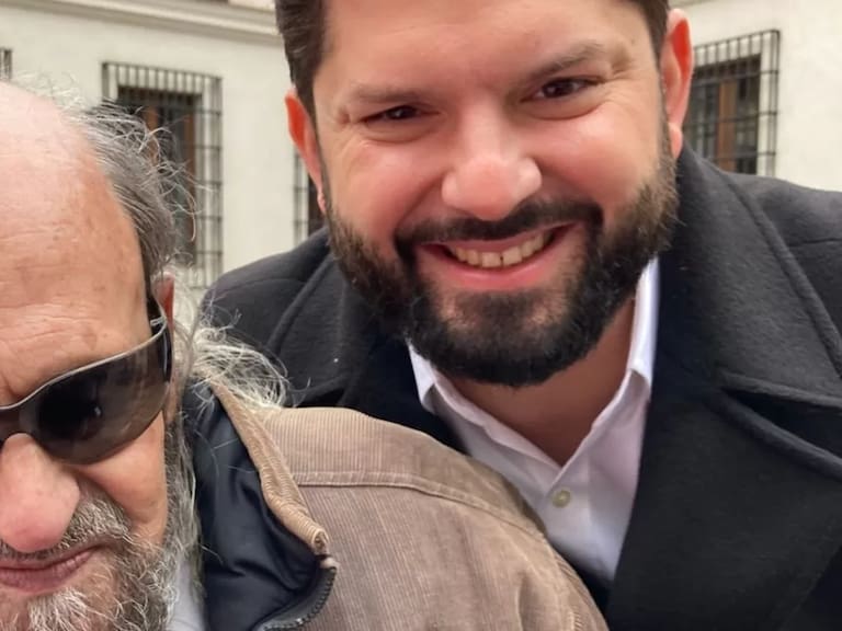 “Gracias por mantener vivo el rock”: el saludo del Presidente Gabriel Boric a Sergio ‘Pirincho’ Cárcamo en La Moneda