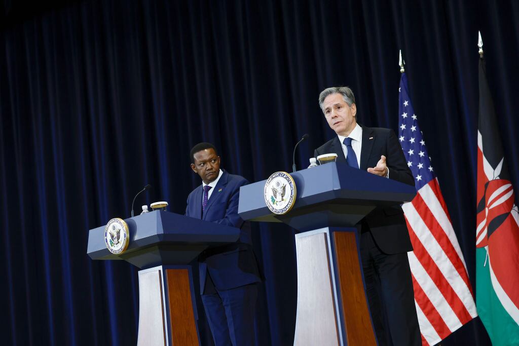 El canciller de Estados Unidos Antony Blinken junto a Alfred Mutua