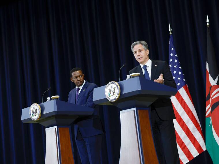 El canciller de Estados Unidos Antony Blinken junto a Alfred Mutua