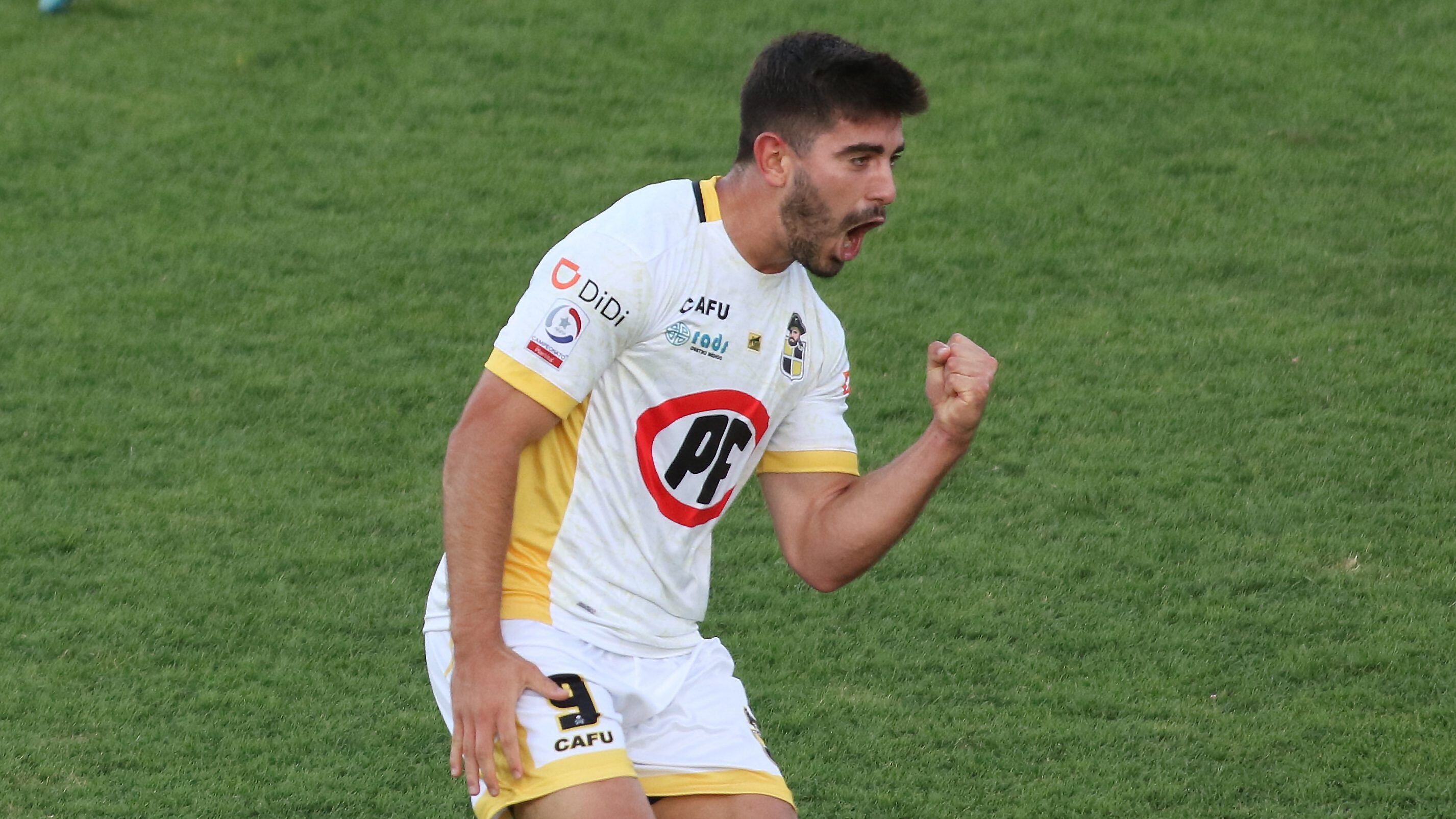 26 DE ENERO DE 2021/SANTIAGOEl jugador Jorge Gatica (i) marca el uno a cero frente a Union Española, durante el partido valido por vigésima octava fecha del Campeonato Nacional AFP PlanVital 2020, entre Unión Española y Coquimbo Unido, disputado en el Estadio Santa Laura.
FOTO: Marco Muga/AGENCIAUNO