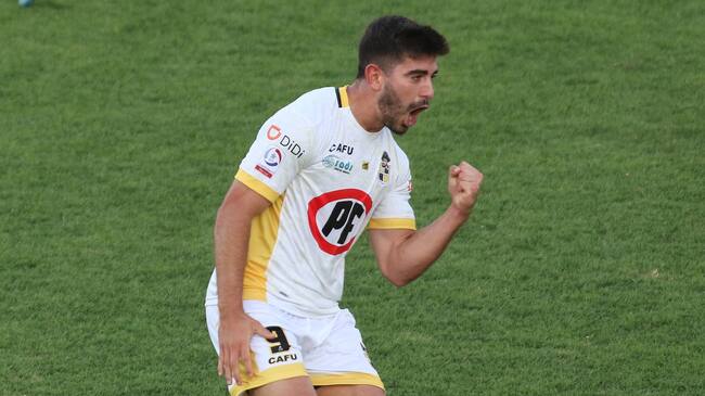 26 DE ENERO DE 2021/SANTIAGOEl jugador Jorge Gatica (i) marca el uno a cero frente a Union Española, durante el partido valido por vigésima octava fecha del Campeonato Nacional AFP PlanVital 2020, entre Unión Española y Coquimbo Unido, disputado en el Estadio Santa Laura.
FOTO: Marco Muga/AGENCIAUNO