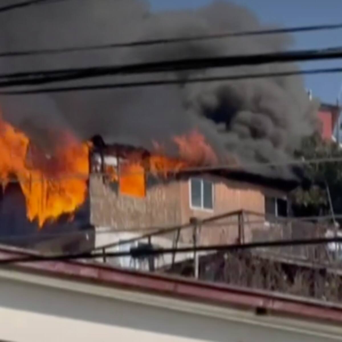 Incendio en cerro El Litre de Valparaíso deja casas destruidas: existe riesgo de propagación
