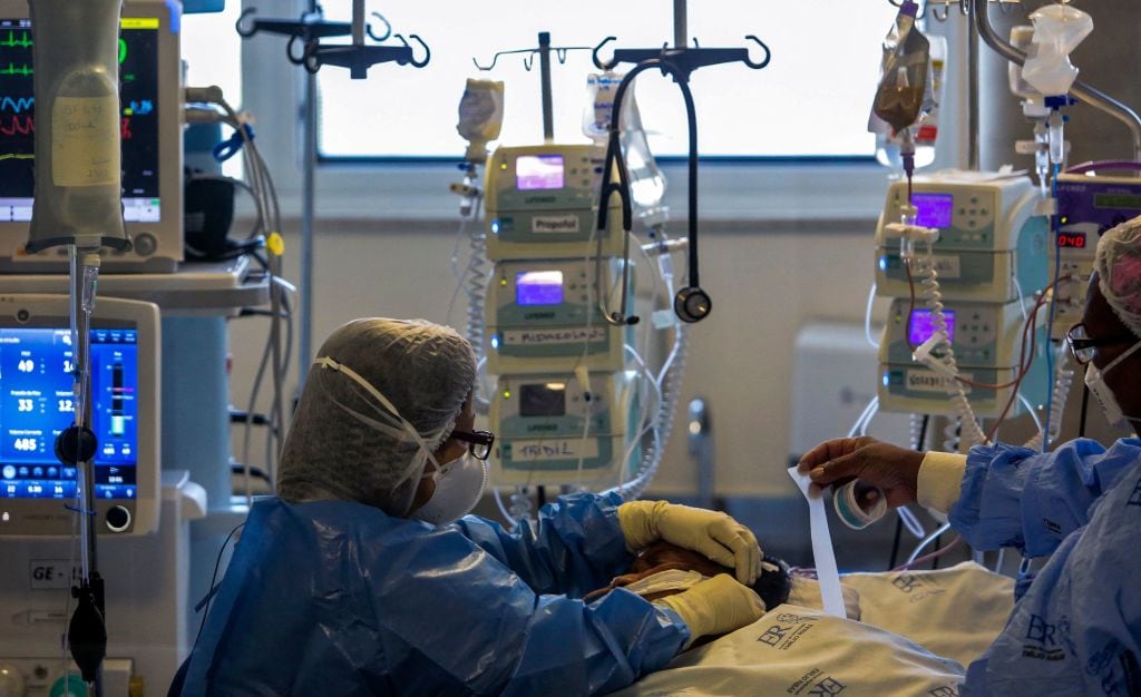 Trabajadores de la salud atienden a paciente en la UCI de un hospital de Sao Paulo