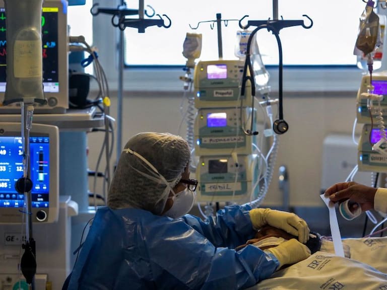 Trabajadores de la salud atienden a paciente en la UCI de un hospital de Sao Paulo
